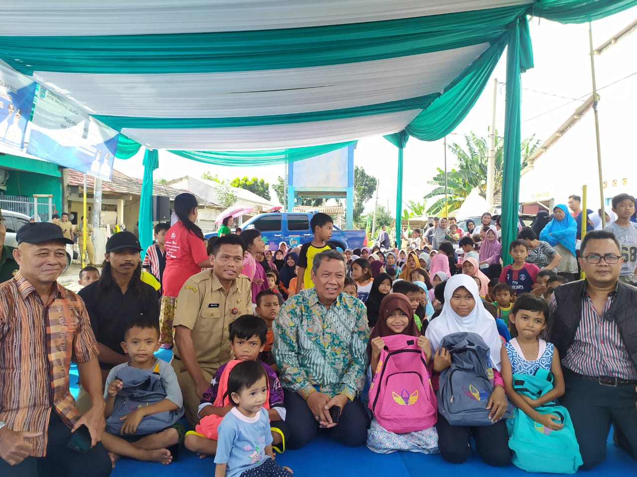 Wakil Wali Kota Tangsel Benyamin Davnie saat memberikan bantuan kepada anak-anak korban banjir di Pesona Serpong, Kademangan, Setu, Tangsel.