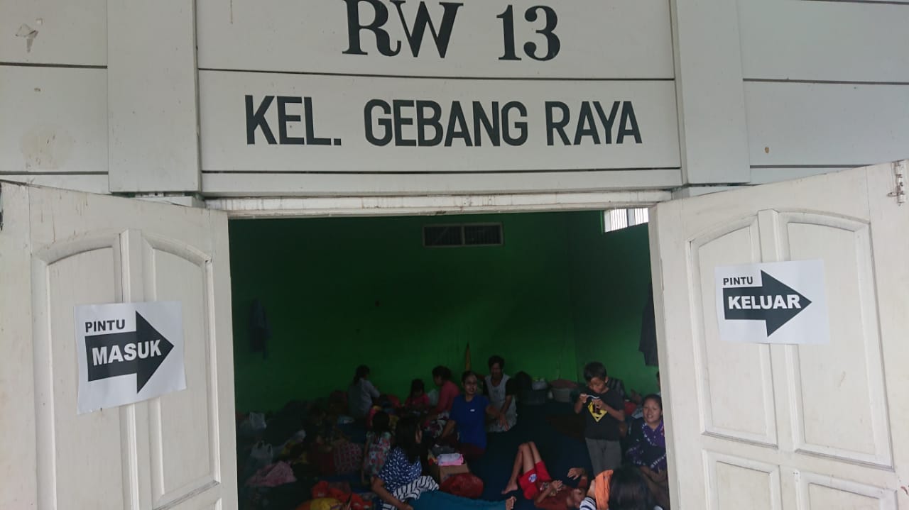 Banjir dengan permukaan air setinggi 100 sentimeter masih menggenangi Perumahan Garden City, Periuk, Kota Tangerang, Selasa (4 /2 /2020).