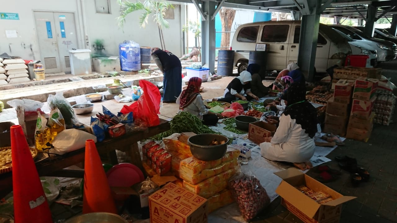 	Pemerintah Kota Tangerang Zuldin, Kabag Umum Setda mendistribusikan pangan atau makanan bagi pengungsi Korban Banjir Rabu (5/2/2020).