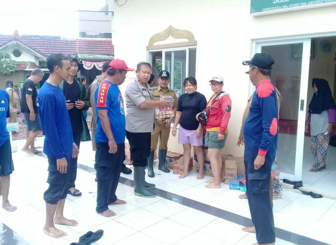 Camat Sepatan Dadang Sudrajat beserta rombongannya saat meninjau lokasi banjir di Perumahan Prima Taman Elang, Desa Karet, Sepatan.