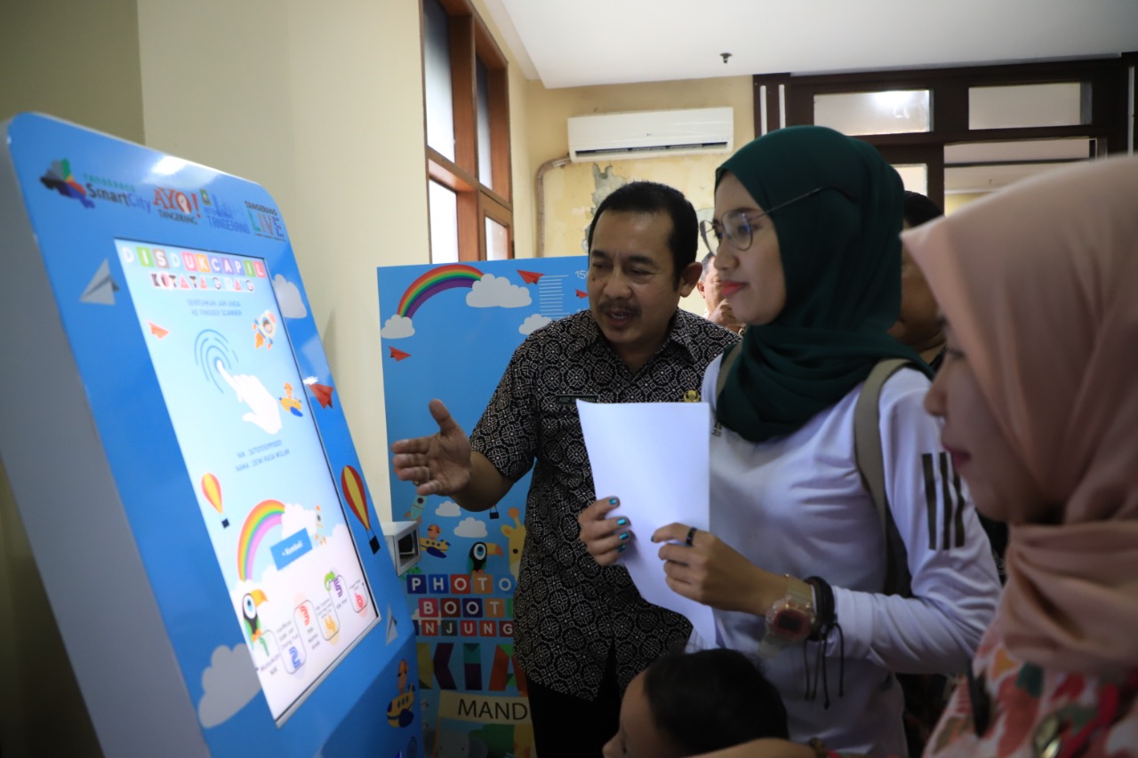 	Sri Warsini, Kabid Pelayanan Pendaftaran Kependudukan Disdukcapil Kota Tangerang sudah bisa mencetak kartu identitas anak (KIA) secara mandiri Kamis (6/2/2020).