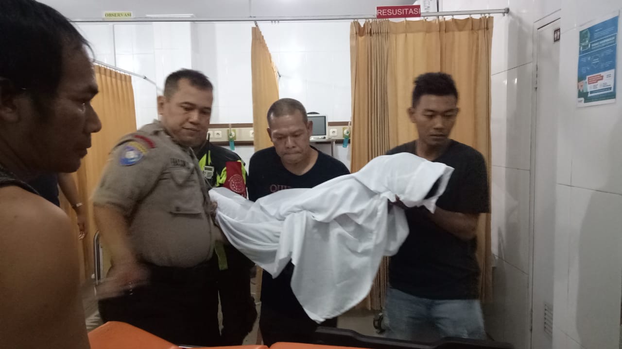 Polisi saat mengevakuasi jasad korban yang tenggelam di Pintu Air Parung Serab, Ciledug, Kota Tangerang.