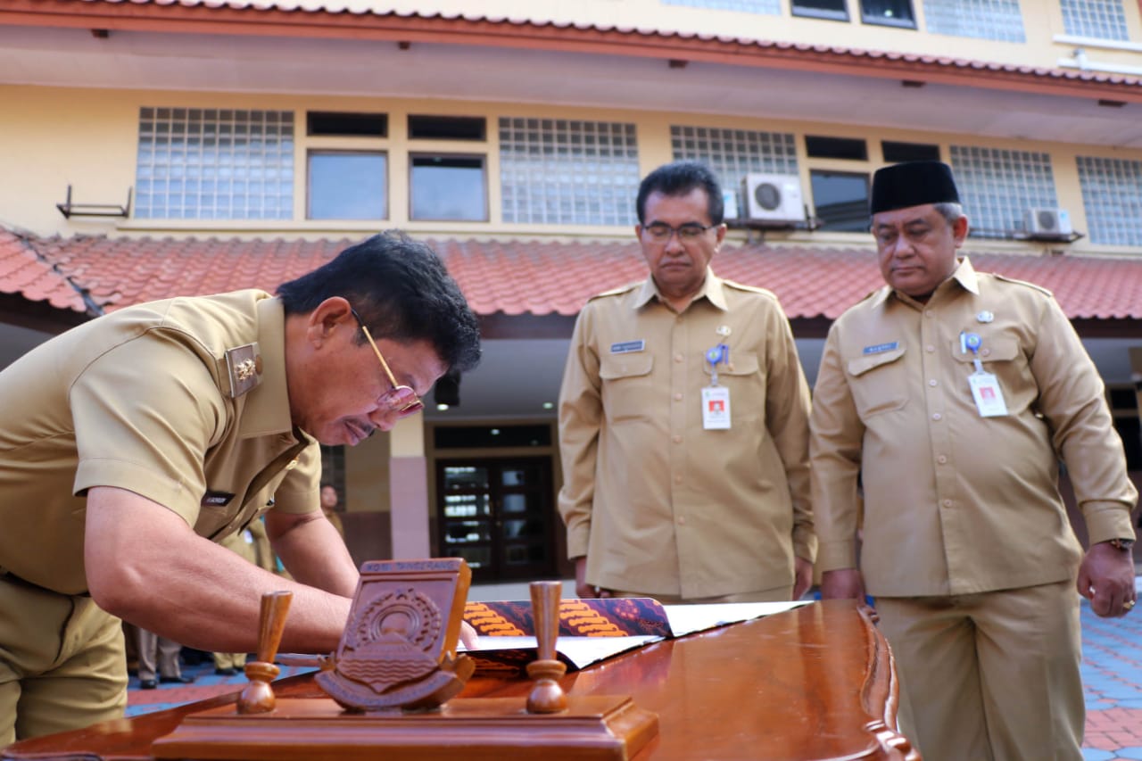 Wakil Wali Kota Tangerang Sachrudin memimpin sumpah dan melantik 102 pejabat tinggi pratama.