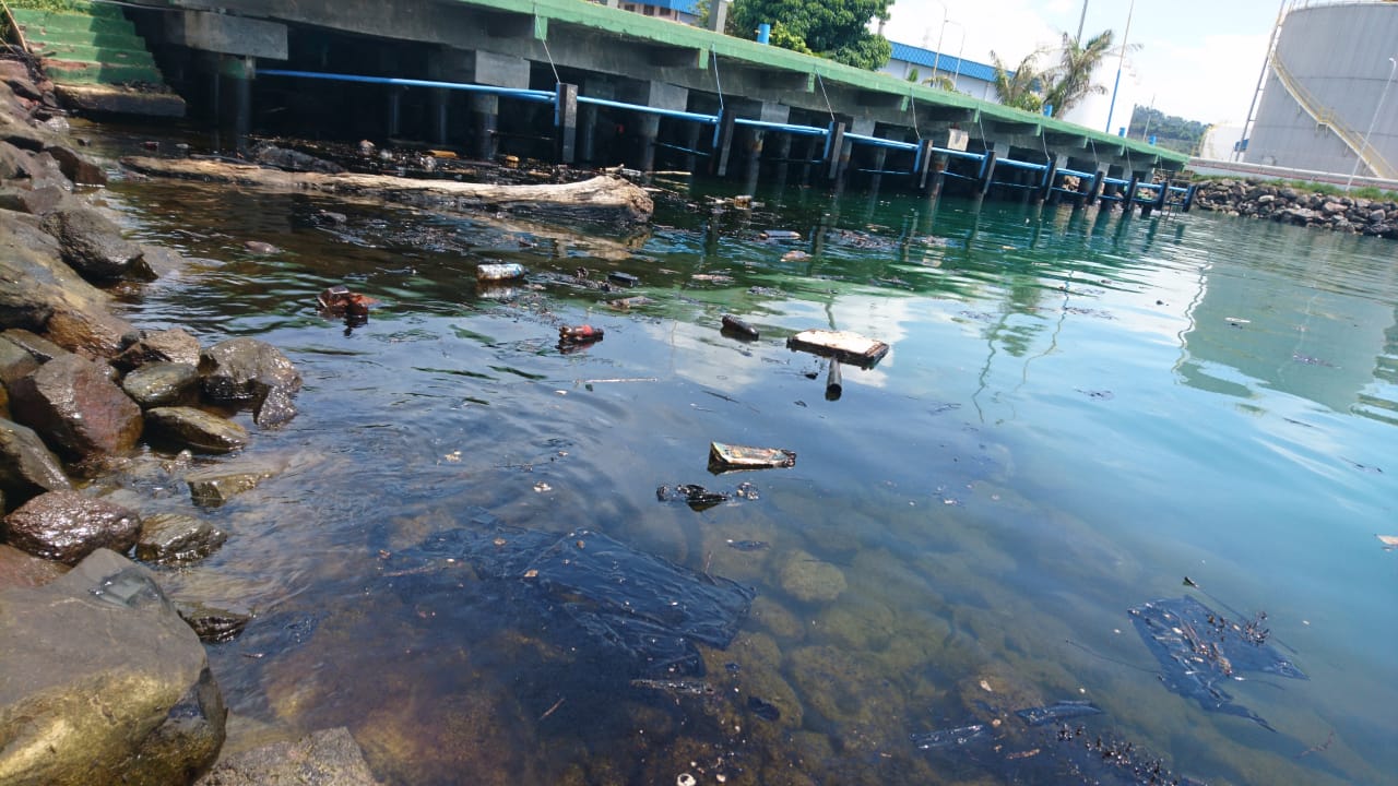 	Tampak perairan di sekitar markas Ditpolairud Banten dan sebagian pesisir Pulorida tercemar limbah oli, Rabu (12/2/2020).