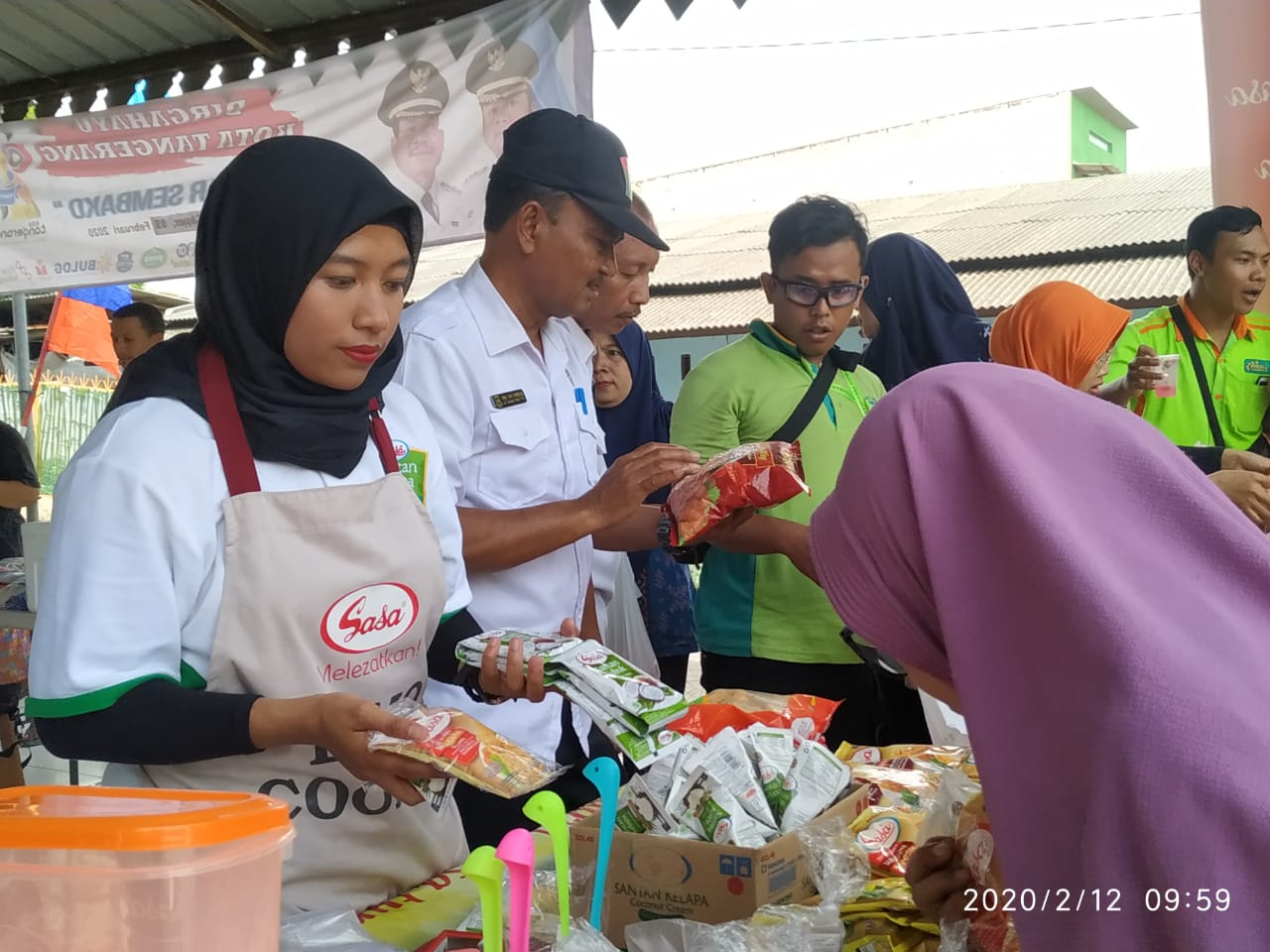 Suasana kegiatan pasar murah di Kelurahan Periuk Jaya, Kecamatan Periuk, Kota Tangerang.
