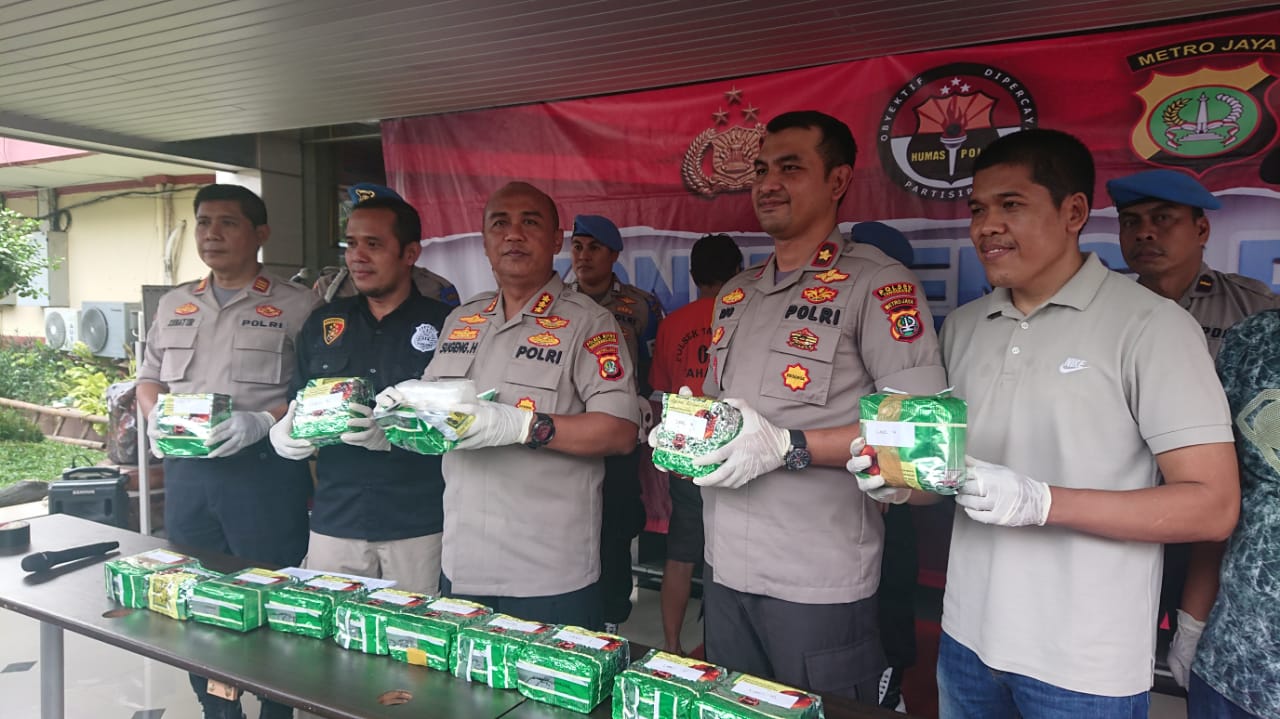 	Personel Polres Metro Tangerang menunjukkan barang bukti 15 kg Sabu yang disita dari pengedar NK, Rabu (12/2/2020).
