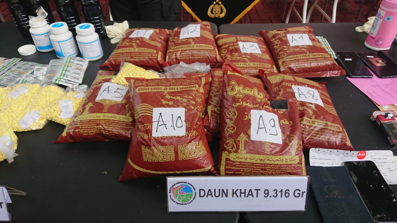 	Beberapa Anggota Polres Kota Bandara Soekarno Hatta memegang barang bukti Narkotika Kamis (13/2/2020).