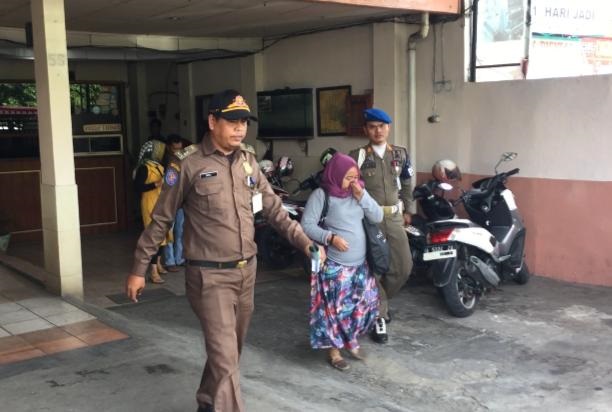 Petugas Satpol PP Kota Tangerang mengamankan wanita yang mesum di hotel melati saat perayaan Valentine, Jumat (14/2/2020).