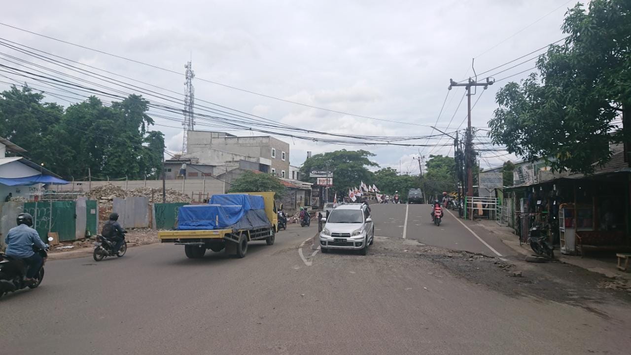 Jalan di Jembatan Raden Fatah rusak diduga akibat genangan air hujan, Kerusakan jalan ini dikeluhkan pengendara, Senin (17/2/2020).