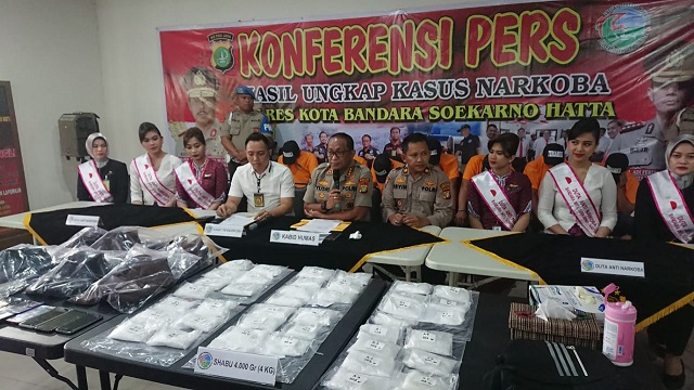 Polisi menunjukkan barang bukti kasus penyelundupan narkoba jenis sabu dengan sepatu dalam konferensi pers di Mapolresta Bandara Soekarno-Hatta, Senin (17/2/2020). Kasus penyelundupan ini disebut modus baru.