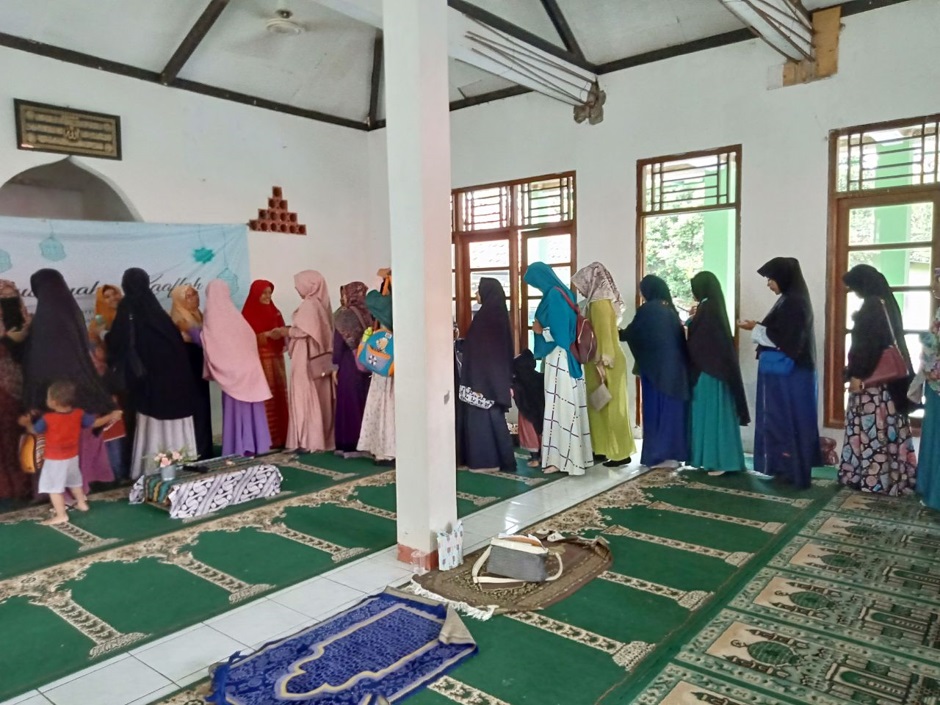 Jemaah Majelis Tafkir Muslimah Kaffah foto bersama usai pengajian di Musala At-Taqwa kawasan Perguruan Muhammadiyah Parakan, Minggu (16/2/2020).