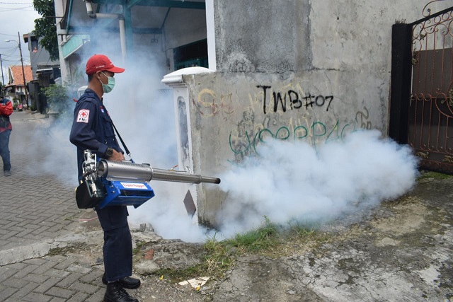 Petugas PMI saat melakukan penyemprotan fogging di pemukiman RT8/1, Kelurahan Pinang Kecamatan Pinang, Kota Tangerang.