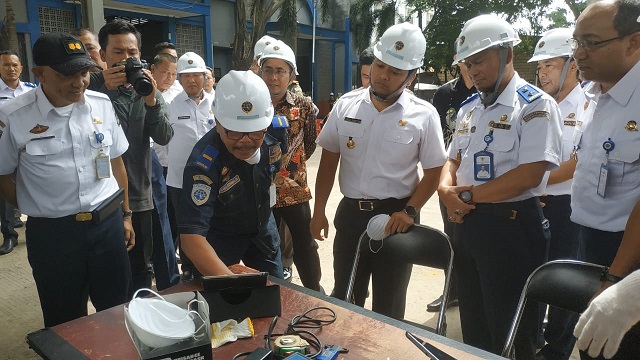 Wali Kota Tangerang Arief R Wismanysah mencoba pembayaran non tunai di BRT Trans Kota Tangerang, Rabu (19/2/2020).