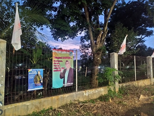 Tampak spanduk dan baliho bakal calon wali kota (bacawalkot) Pilkada Tangsel 2020 terpasang di pinggir jalanraya.