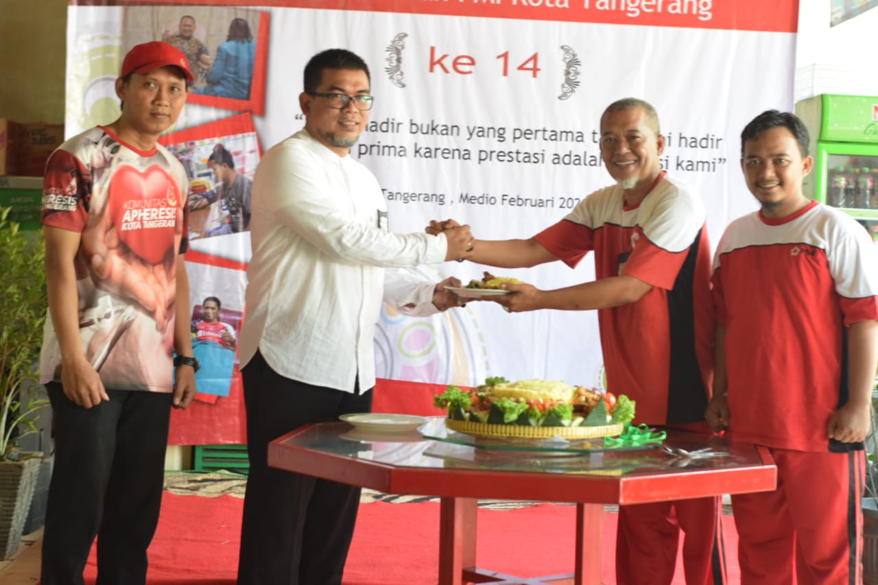 Suasana kegiatan santunan anak yatim dalam peringatan hari ulang tahun Unit Donor Darah ke-14 di Palang Merah Indonesia (PMI) Kota Tangerang, Jumat (21/2/2020).