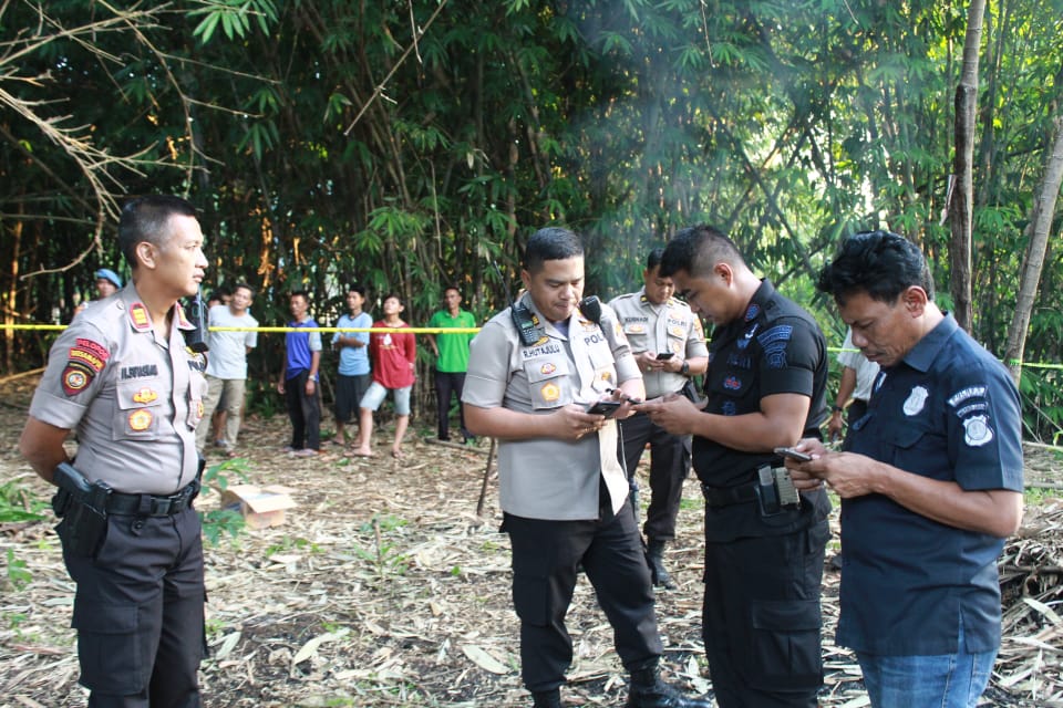 Jajaran Satuan Unit Penjinak Bom (Jibom) Gegana Polda Metro Jaya yang sedang melakukan penyelidikan terhadap mortir militer pada sebuah lahan kosong di Desa Cibogo, Cisauk, Kabupaten Tangerang, Jumat (21/2/2020).