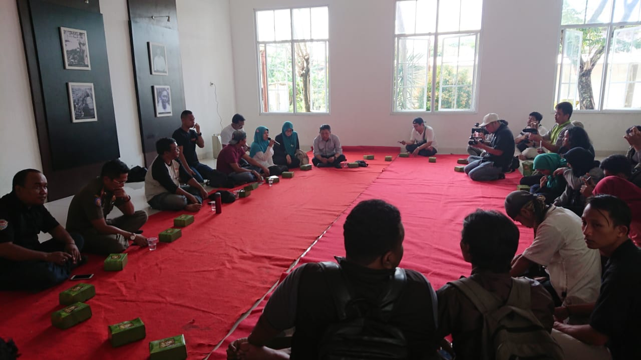 Para wartawan Tangerang menyatakan sikap menolak oknum wartawan yang melanggar kode etik jurnalistik di Gedung Juang TMP Taruna, Kota Tangerang, Jumat (21/2/2020).