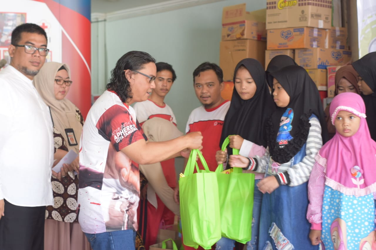 Suasana kegiatan santunan anak yatim dalam peringatan hari ulang tahun Unit Donor Darah ke-14 di Palang Merah Indonesia (PMI) Kota Tangerang, Jumat (21/2/2020).