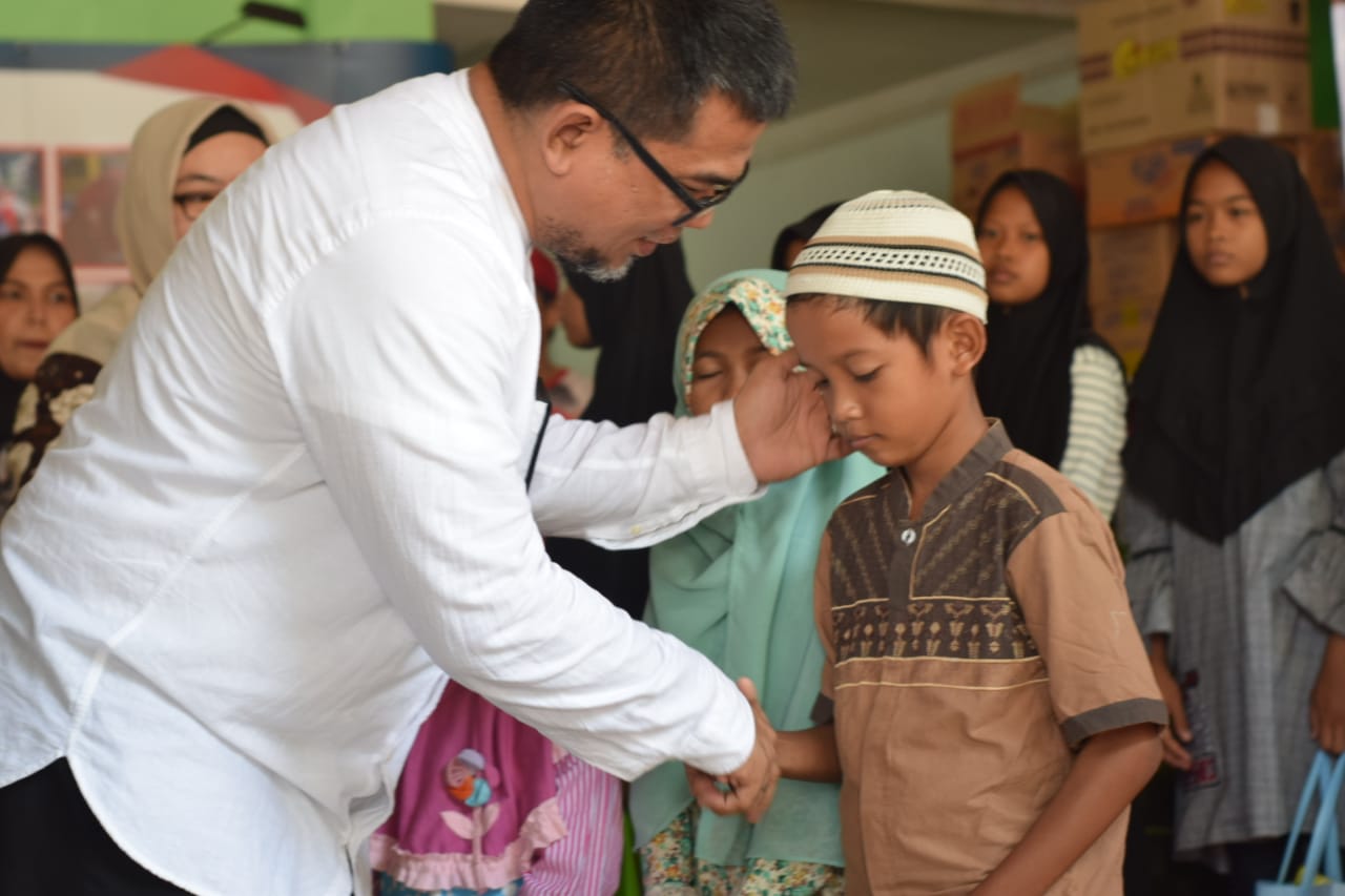 Suasana kegiatan santunan anak yatim dalam peringatan hari ulang tahun Unit Donor Darah ke-14 di Palang Merah Indonesia (PMI) Kota Tangerang, Jumat (21/2/2020).