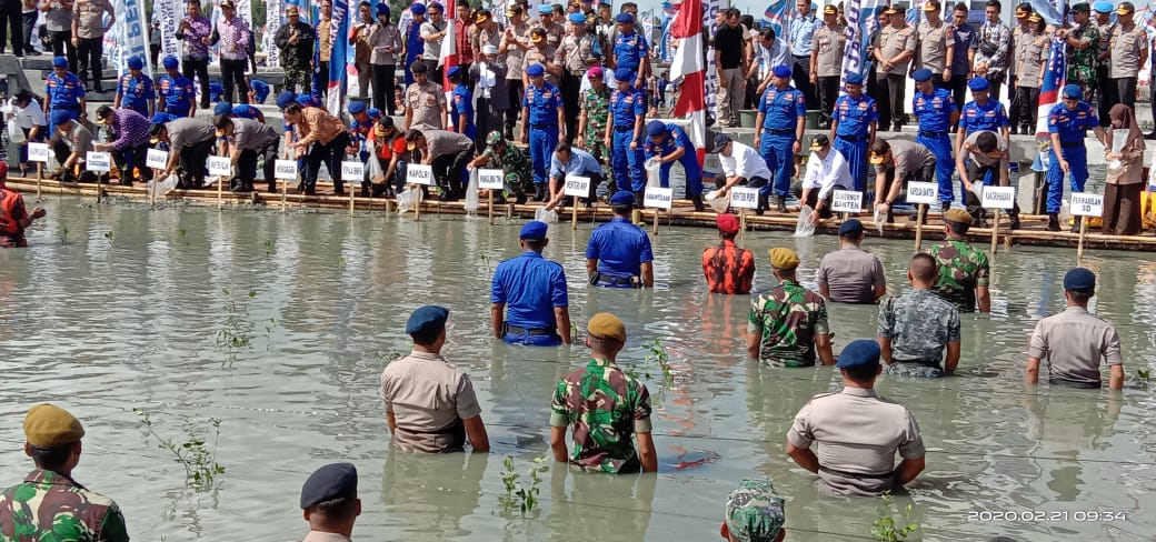 Kapolri Jenderal Idham Azis, Panglima TNI Marsekal Hadi Tjahjanto dan Menteri Kelautan dan Perikanan Edhy Prabowo di acara penanaman mangrove di Desa Ketapang, Mauk, Jumat (21/2/2020).