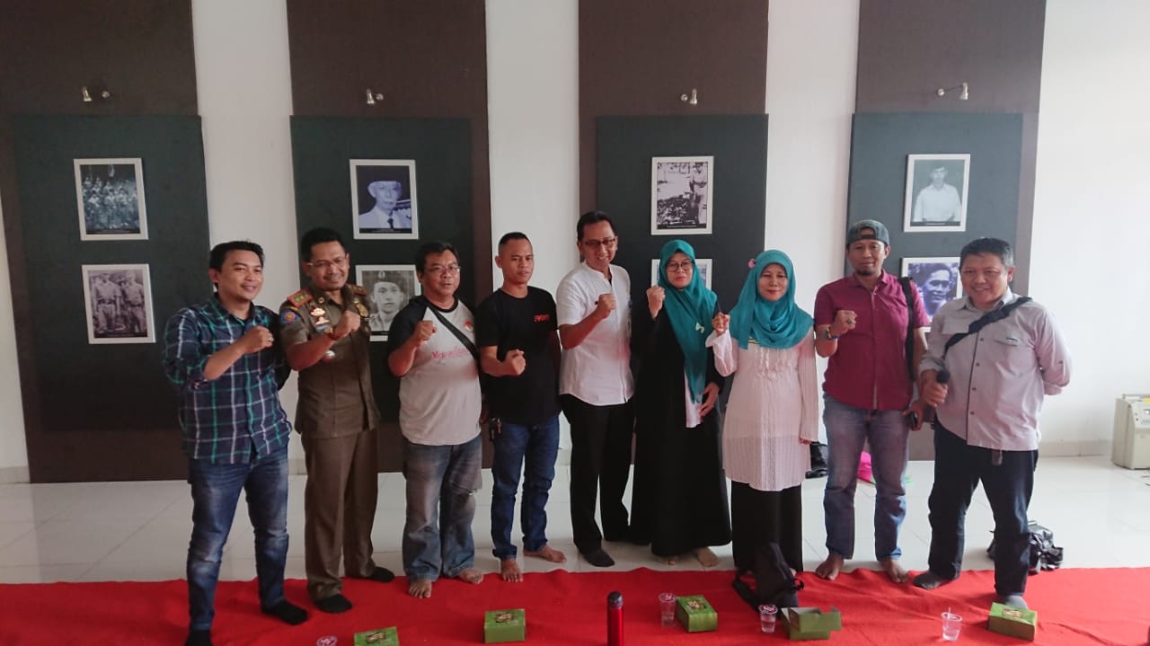Para wartawan Tangerang menyatakan sikap menolak oknum wartawan yang melanggar kode etik jurnalistik di Gedung Juang TMP Taruna, Kota Tangerang, Jumat (21/2/2020).