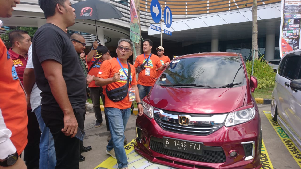 Pemilik Honda Freed memamerkan kendaraannya yang telah dimodifikasi di Saraya Fest 4, Sabtu (22/2/2020).