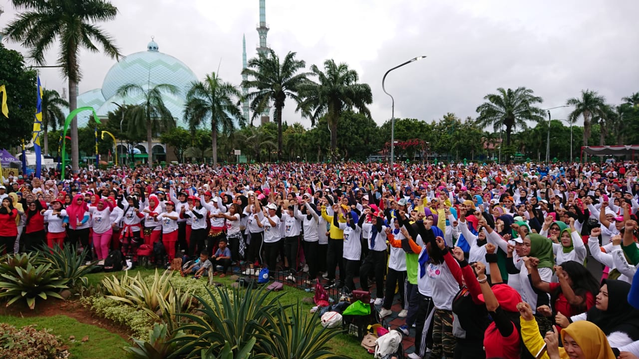 Para instruktur memandu gerakan senam sehat bersama DPRD di Taman Elektrik, Pusat Pemerintahan Kota Tangerang, Minggu (23/2/2020).