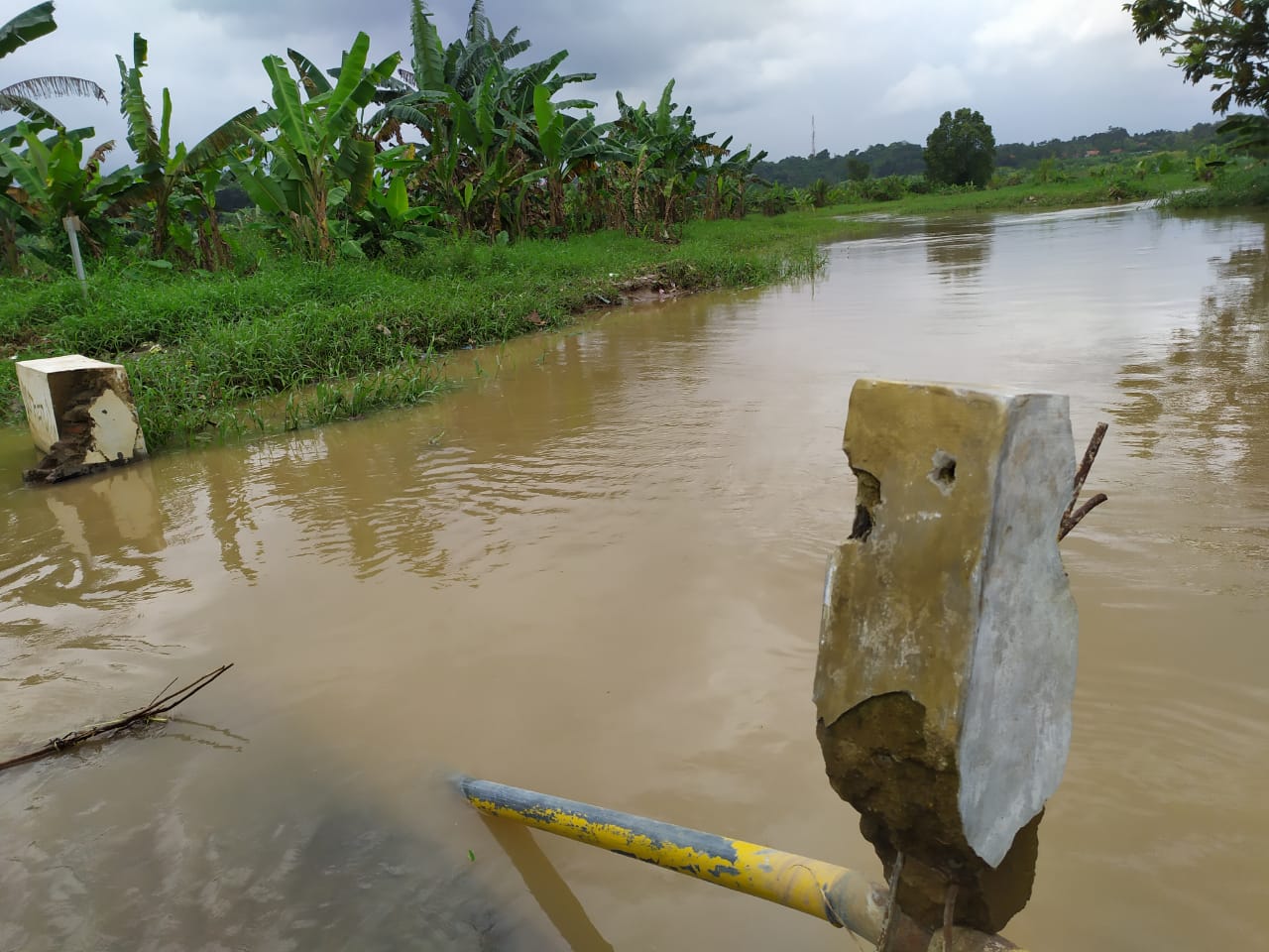 Kondisi tembok jembatan di Kampung Koceak RT 04 RW 02, Keranggan, Setu, Tangerang Selatan, yang mengalami kerusakan.