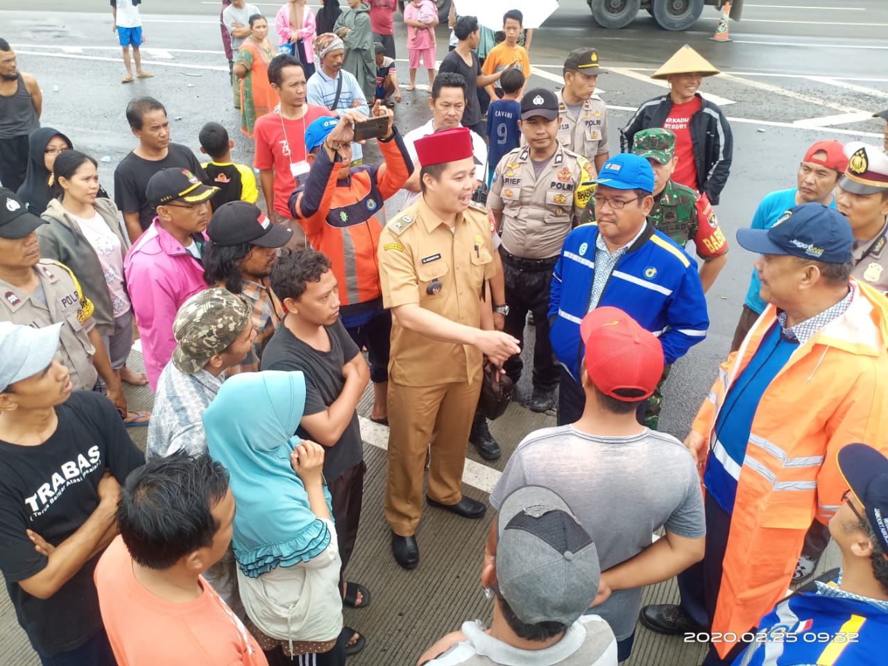 Warga RT 02/01, Desa Kadu, Kecamatan Balaraja kembali memblokir jalan Tol Bitung, Selasa (25/2/2020).