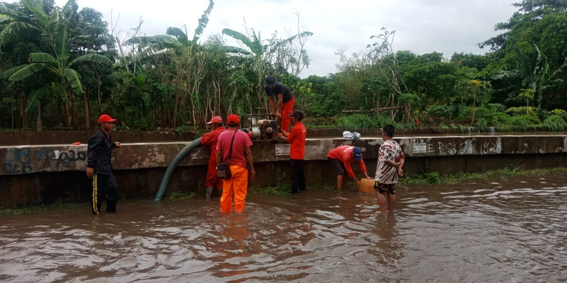 Jajaran Dinas Pekerjaan Umum (DPU) Kota Tangsel yang sedang mengoperasikan pompa portable pada lokasi banjir, Selasa (25/2/2020).