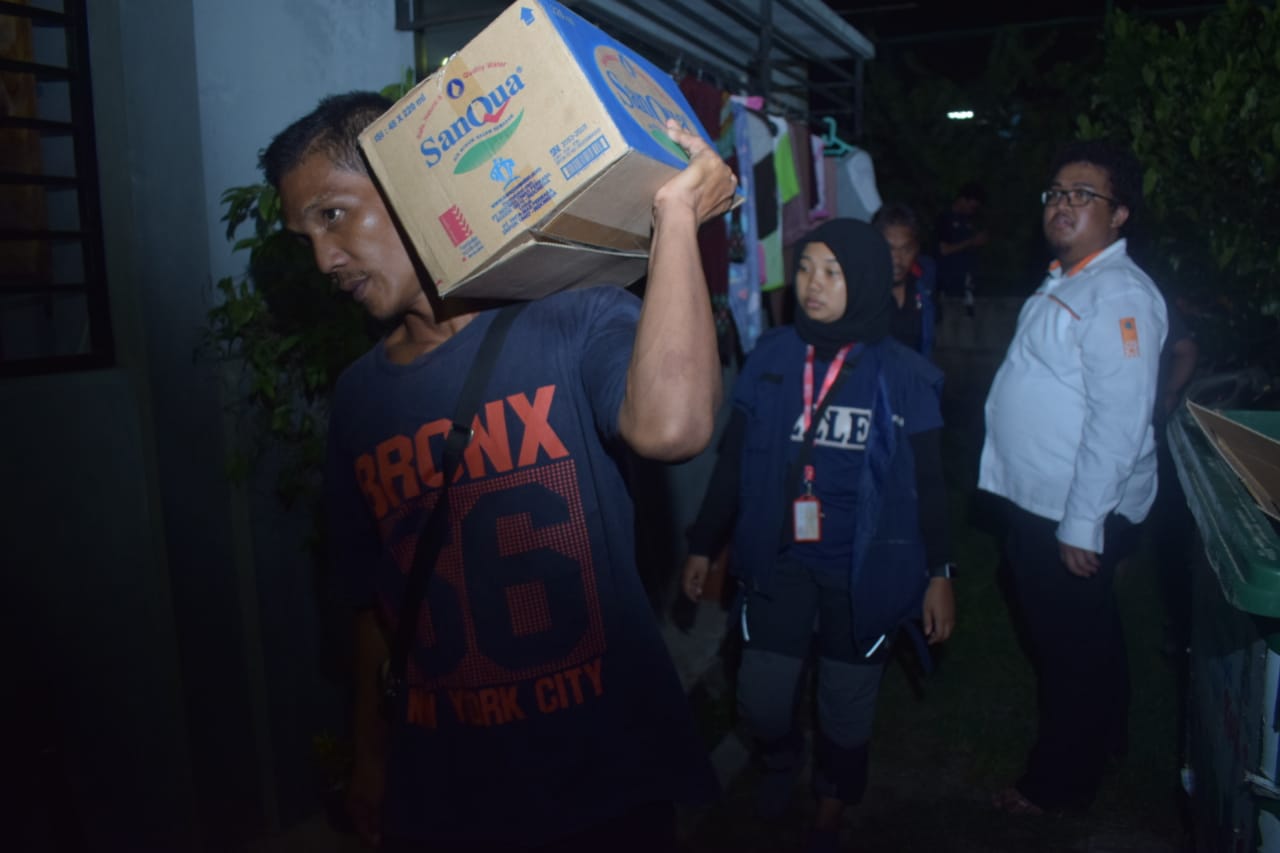 Anggota PMI mendistribusikan bantuan logistik kepada para korban banjir di Kecamatan Periuk, Kota Tangerang, Rabu (26/2/2020).
