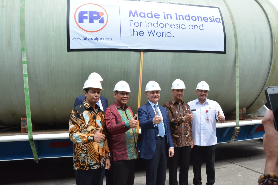 Bupati Tangerang dan Menteri perindustrian RI Agus Gumiwang Kartasasmita saat melepas ekspor pipa fiberglass terbesar ke Amerika Serikat produksi PT Future Pipe Industries (FPI) Balaraja, Kabupaten Tangerang, Rabu, (26/2/2020).