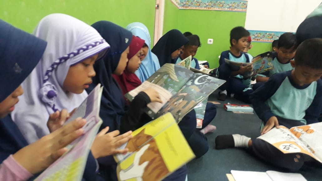 Siswa SDN Parapat 3 tampak sedang membaca buku saat karya wisata ke Perpustakaan Daerah Kota Tangerang di Jalan Perintis Kemerdekaan II, Cikokol, Kamis (27/2/2020).