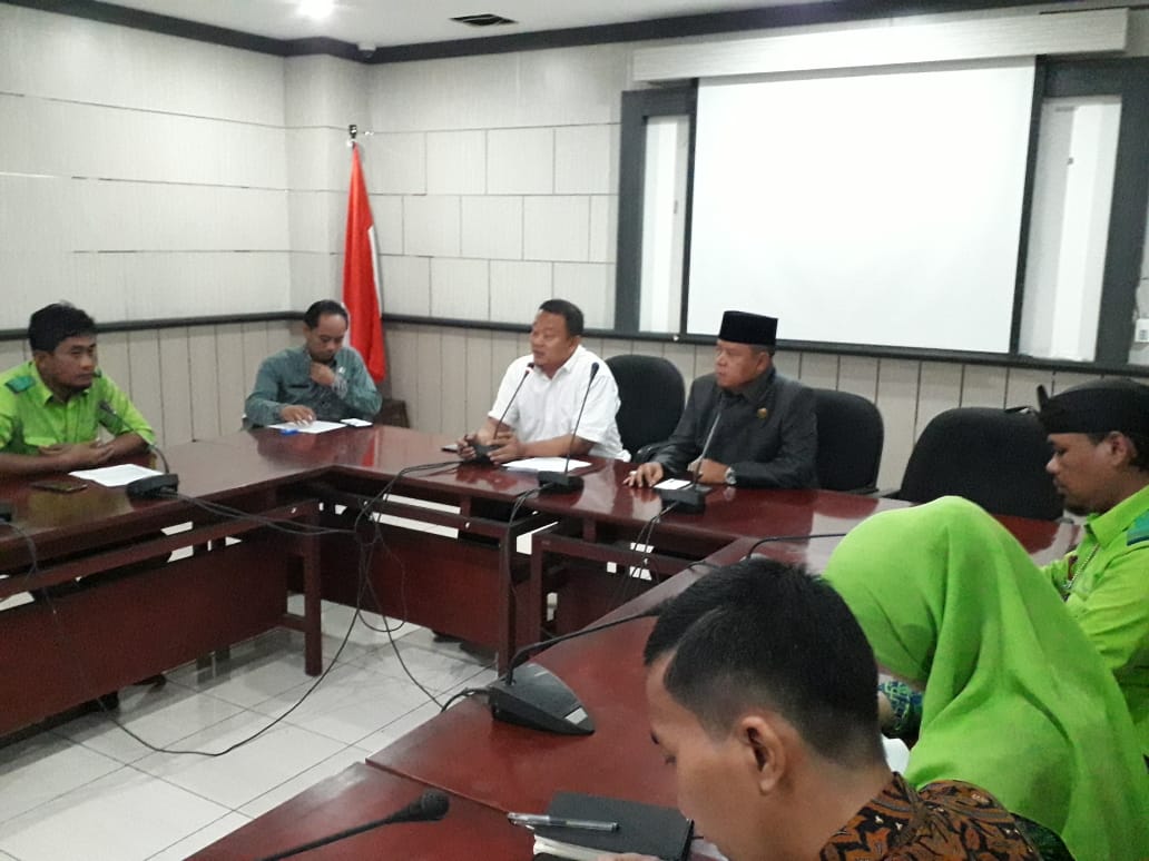 Pekerja PT Gapura Angka berunjuk rasa di depan gedung Puspemkot Tangerang, Kamis (27/2/2020).