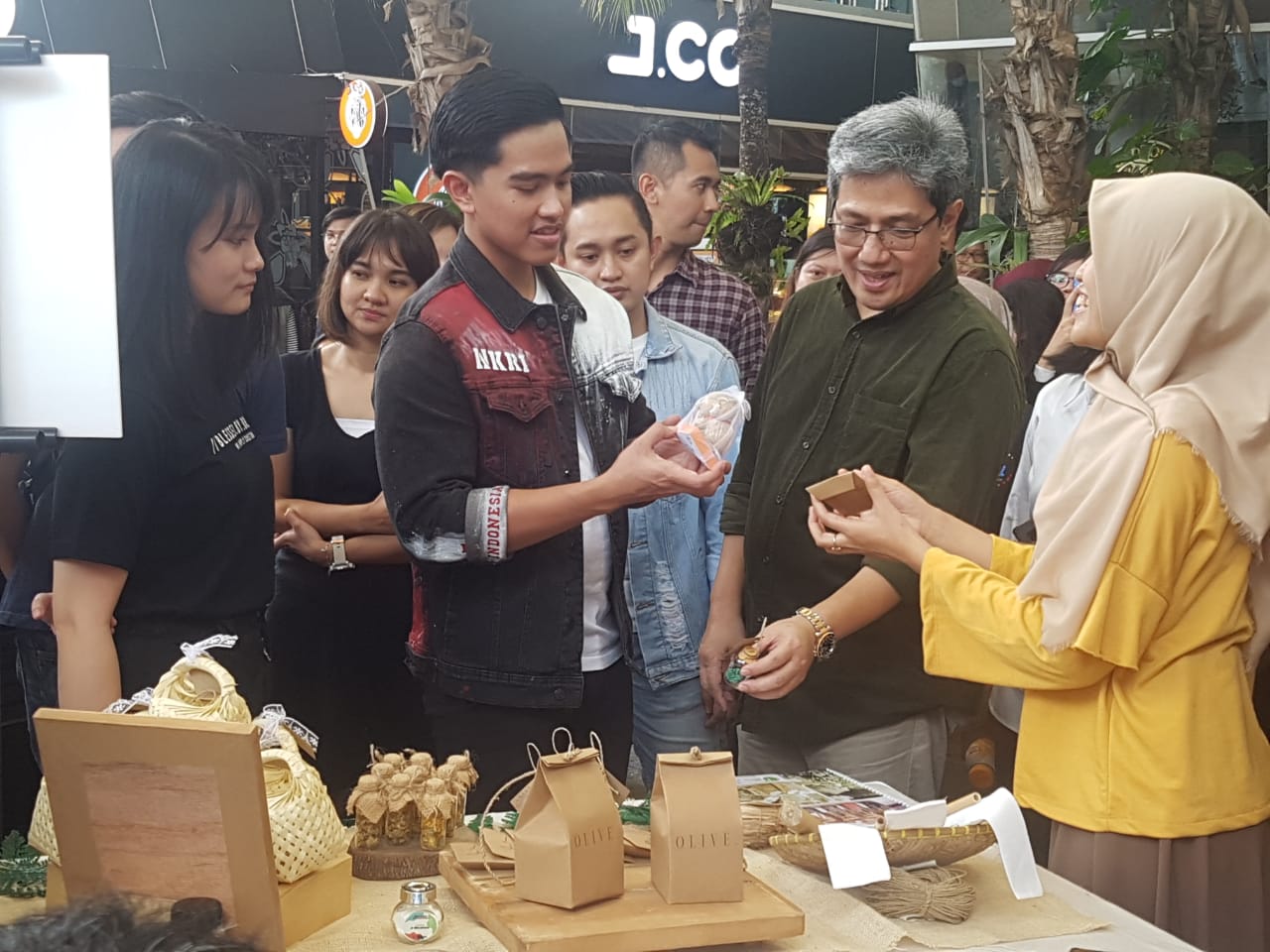 Kaesang Pangarep (Founder Hebat), Ansari Kadir (Chief Marketing Officer Hebat), Pramono (Founder dan CEO Sour Sally Group), dan Putra Dwi Karunia (CO Founder Brodo Shoes) saat sharing session di acara Hebat Urban Community. Sabtu, (29/2/2020).