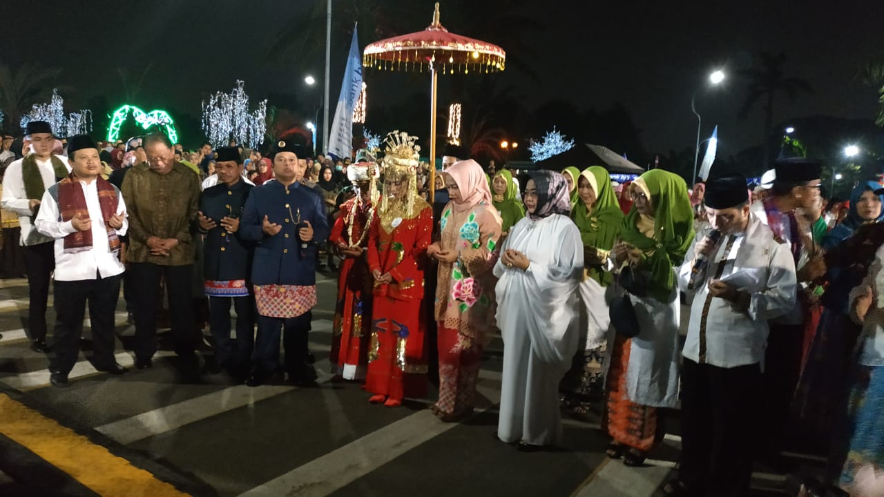 Wali Kota Tangerang Arief R Wismansyah saat mendampingi rombongan mempelai wanita.