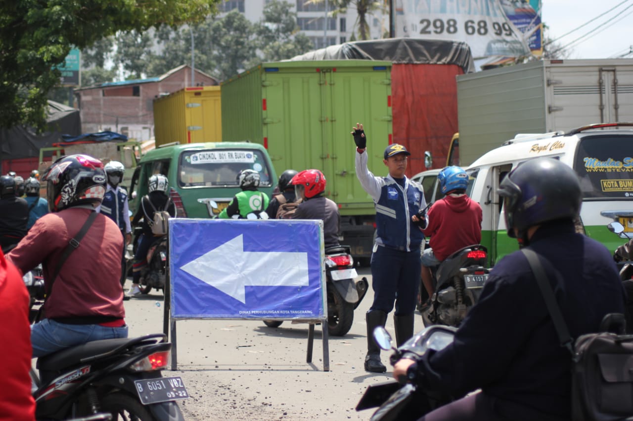 Rekayasa lalulintas di jalan Daan Mogot KM 19 tepatnya di depan Gedung Hak Kekayaan Intelektual, Kota Tangerang dikarenakan terjadi amblasnya aspal di jalan tersebut..