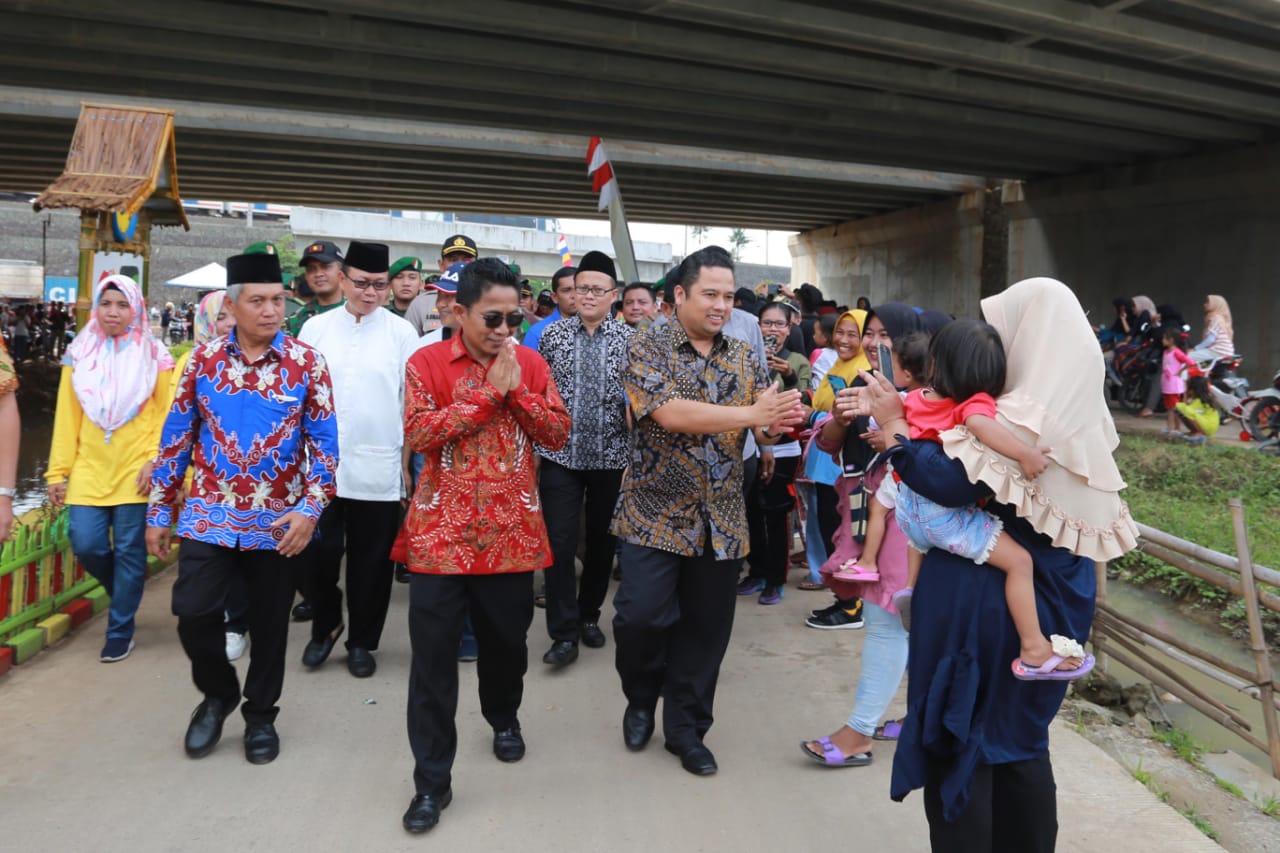 Para pemenang lomba penataan anak bantaran sungai menjadi taman kreatif menerima penghargaan.