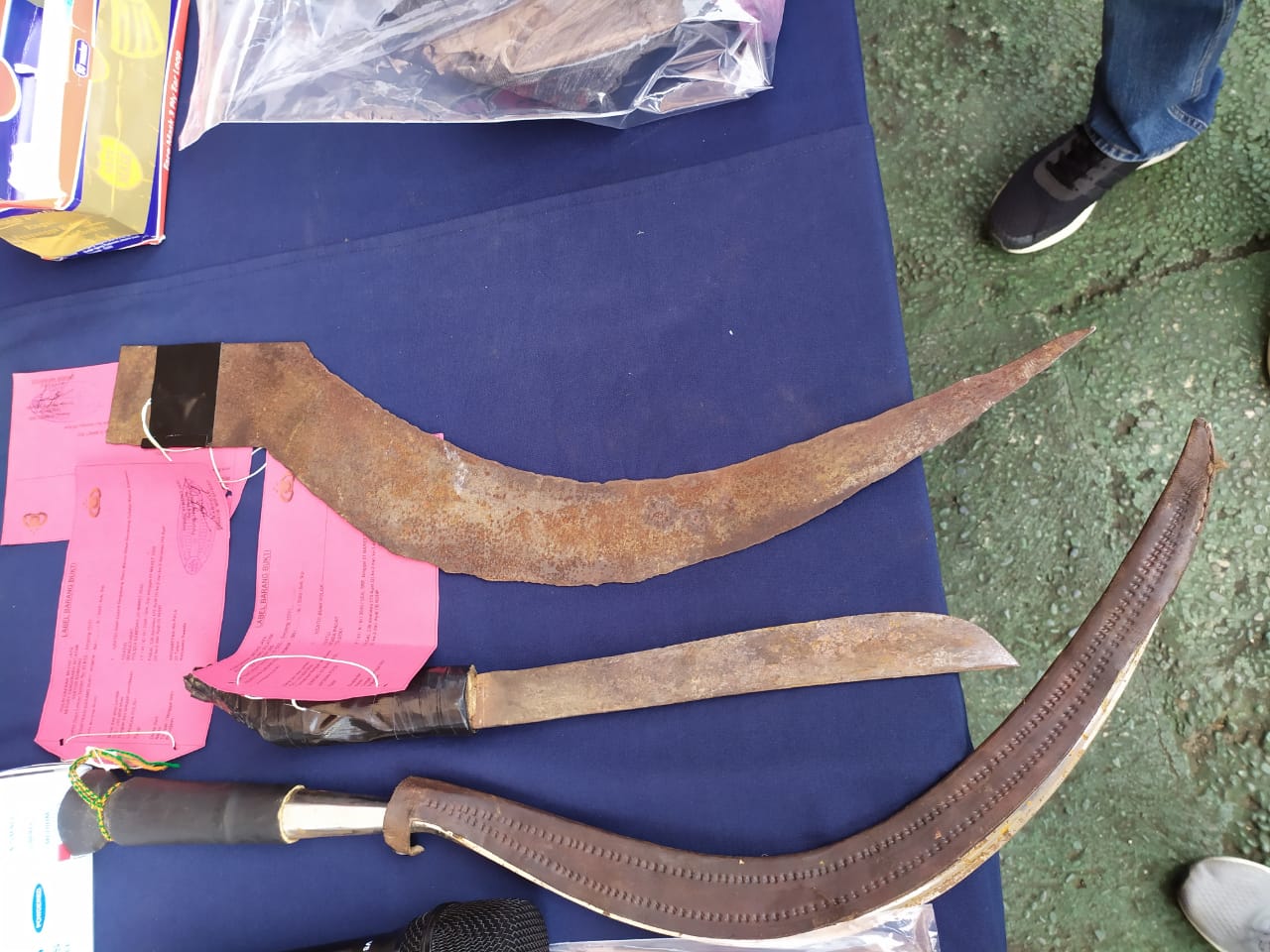 Tiga senjata tajam yang digunakan tersangka pengroyokan menghabisi korbannya di Serpong Utara, Tangerang Selatan