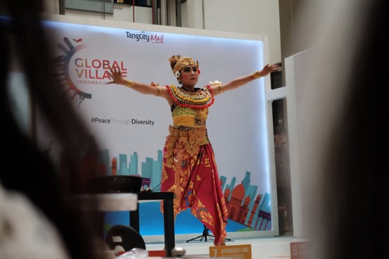 Sejumlah pemuda peserta AIESEC dari lima negara perkenalkan budaya mereka masing-masing dalam event Global Village di Main Atrium, Tangcity Mall, Kota Tangerang, Minggu (23/2/2020).