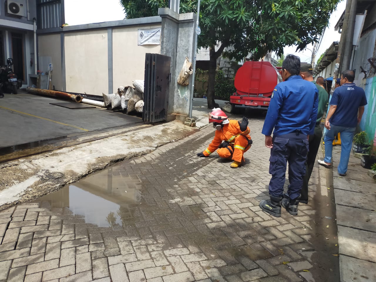 Petugas BPBD diterjunkan untuk menangani suara ledakan.