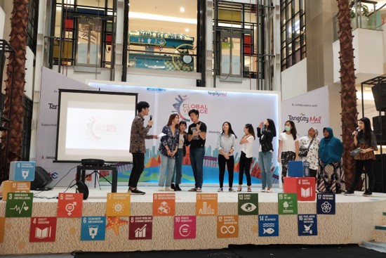 Sejumlah pemuda peserta AIESEC dari lima negara perkenalkan budaya mereka masing-masing dalam event Global Village di Main Atrium, Tangcity Mall, Kota Tangerang, Minggu (23/2/2020).