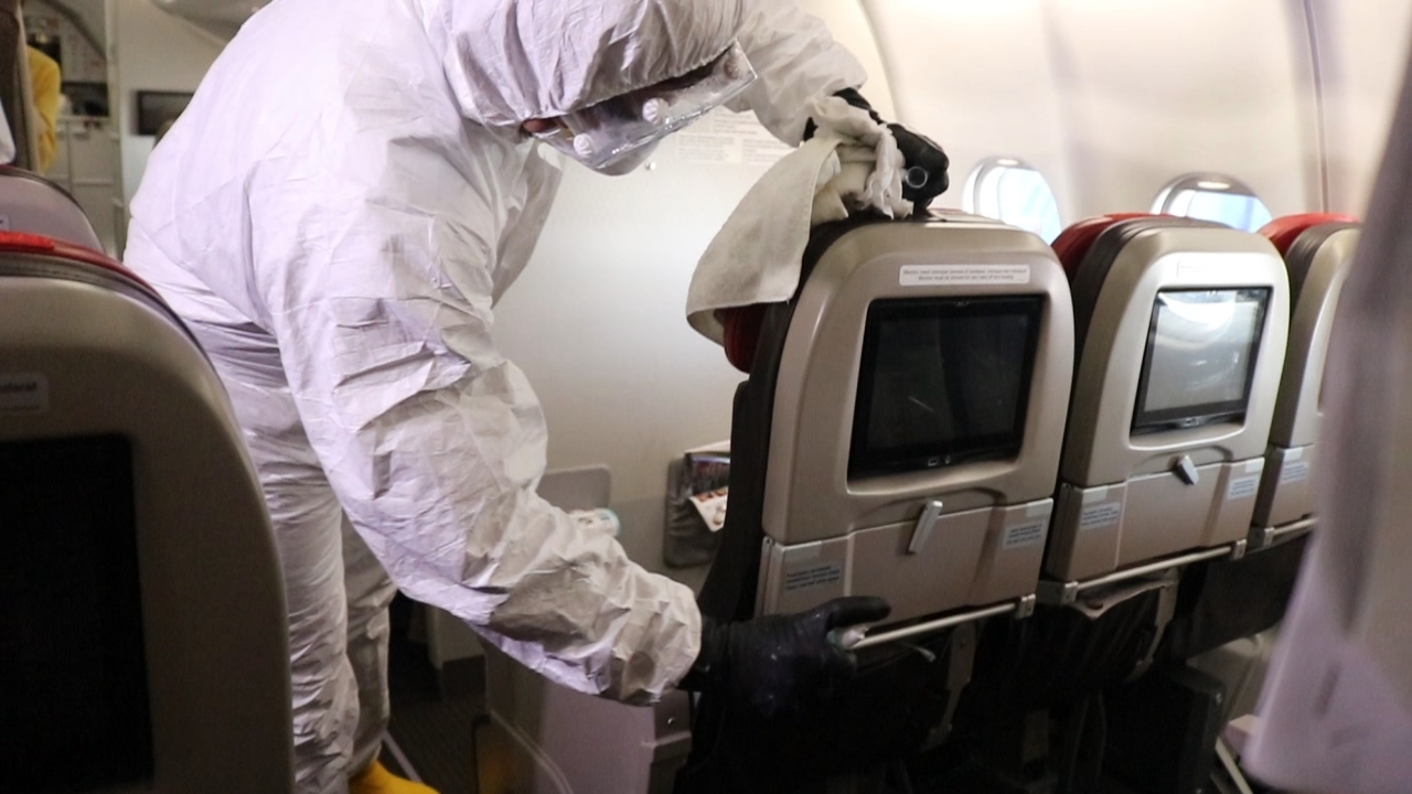 Petugas kesehatan Lion Air Group melakukan sterilisasi bagian-bagian pesawat.
