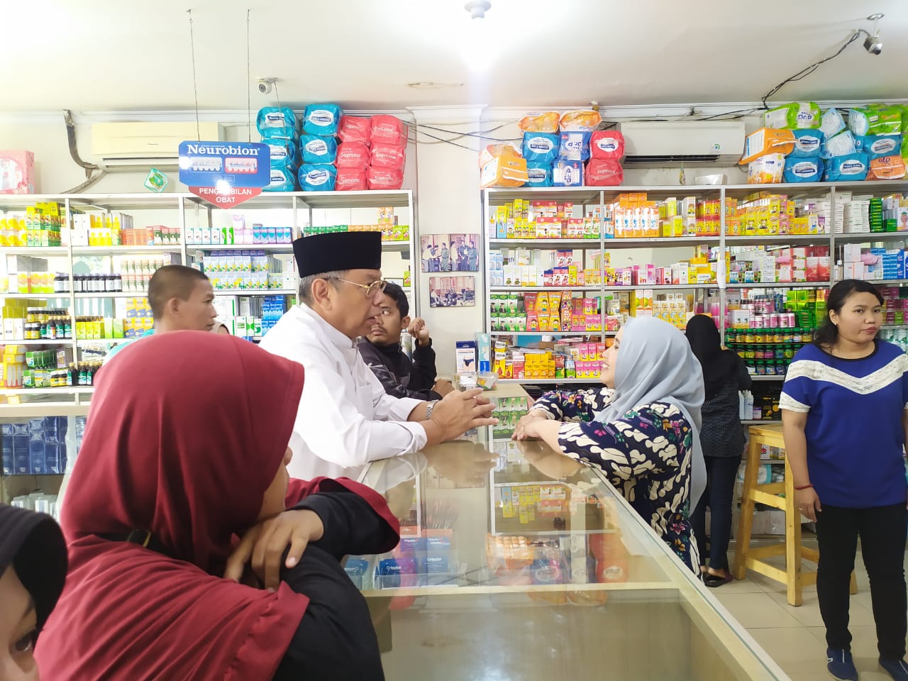 Wakil Wali Kota Tangsel Benyamin Davnie saat melakukan sidak di Apotek Berkat, Jalan Raya Siliwangi, Pamulang, Tangerang Selatan, Jumat (6/3/2020).