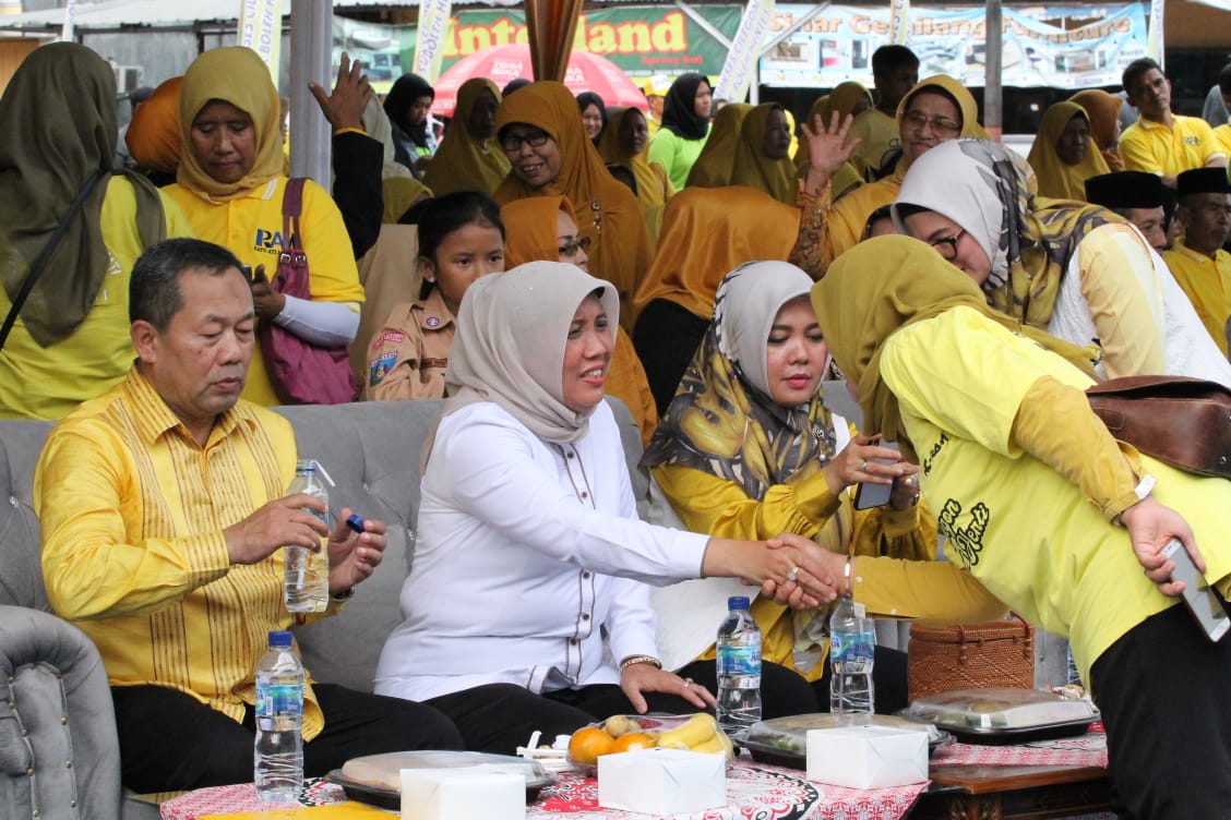 Bacalon Wali Kota Cilegon, Ratu Ati Marliati saat mengukuhkan tim pemenangannya di depan Gedung DPD Partai Golkar Cilegon, Sabtu (7/3/2020).