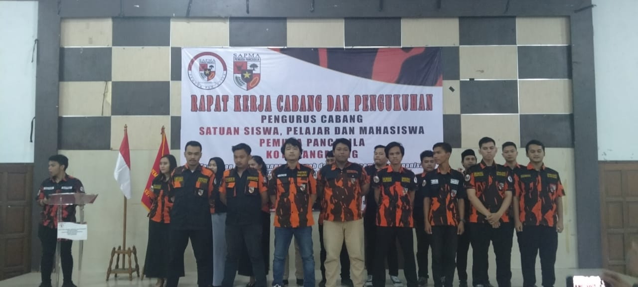 Puluhan Mahasiswa dan Mahasiswi Pemuda Pancasila (SAPMA PP) Kota Tangerang periode 2019-2021 resmi dikukuhkan di gedung KNPI Kota Tangerang.