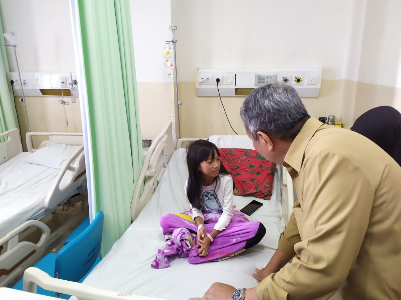 Wakil Wali Kota Tangsel Benyamin Davnie saat mengunjungi pasien anak kecil yang terjangkit DBD di RSU Tangsel, Selasa (10/3/2020).
