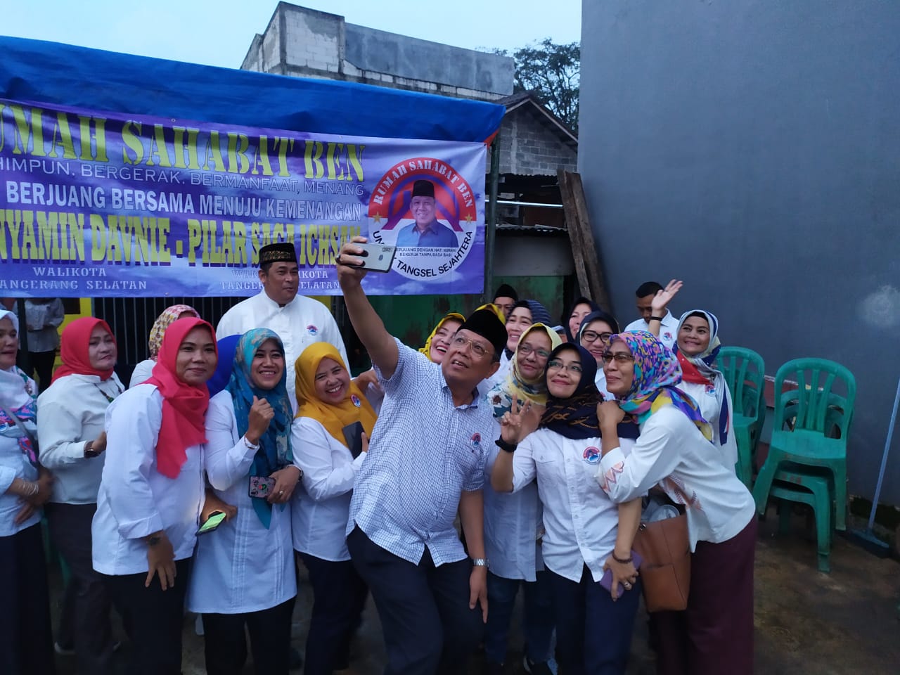 Bakal Calon Wali Kota Tangerang Selatan Benyamin Davnie bersama para relawan Rumah Sahabat Ben, Kamis (12/3/2020).