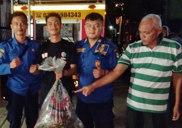 Petugas BPBD Kabupaten Tangerang usai mengevakuasi sarang tawon vespa yang menimbulkan korban jiwa di Panongan, Rabu (11/3/2020).