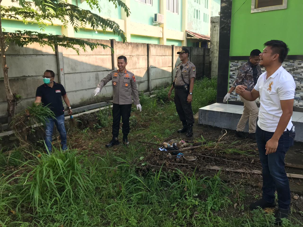 Polisi Bandara Soekarno-Hatta melakukan bersih-bersih di asramanya.